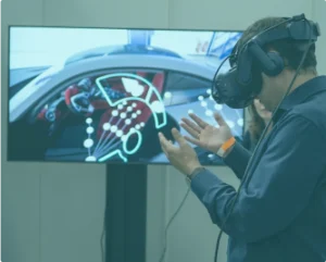photo d'une personne portant un casque de réalité virtuelle